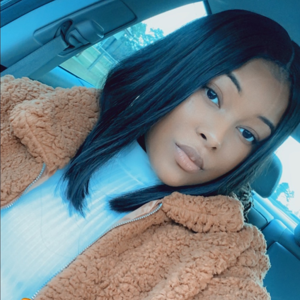 Meet your Posher, Alexis